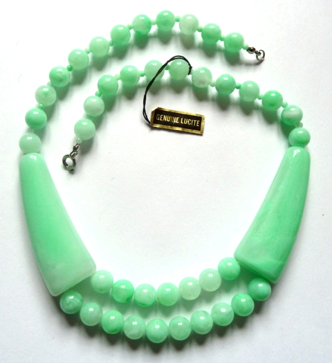 Lucite green vintge necklace