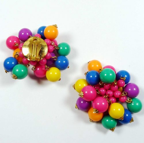 A PAIR OF VINTAGE CLIP EARRINGS WITH MULTICOLOURED BEADS HANGING - Image 2