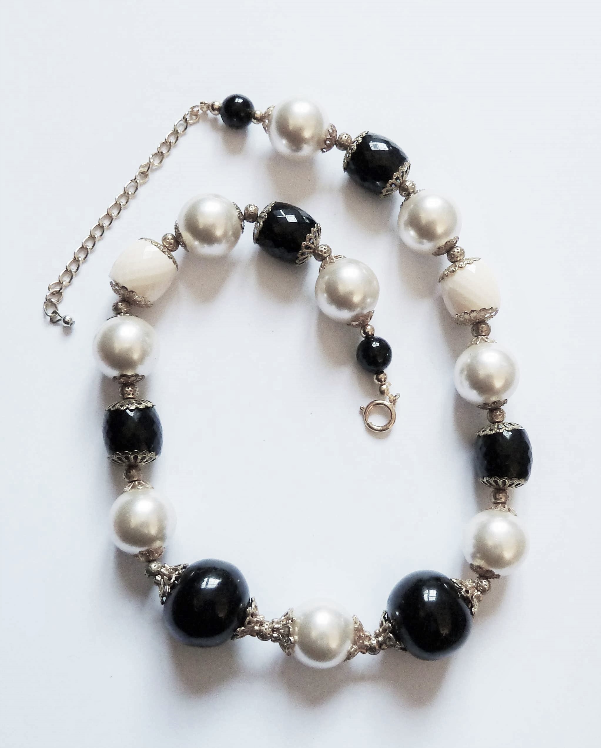 Necklace in Black and White pearls