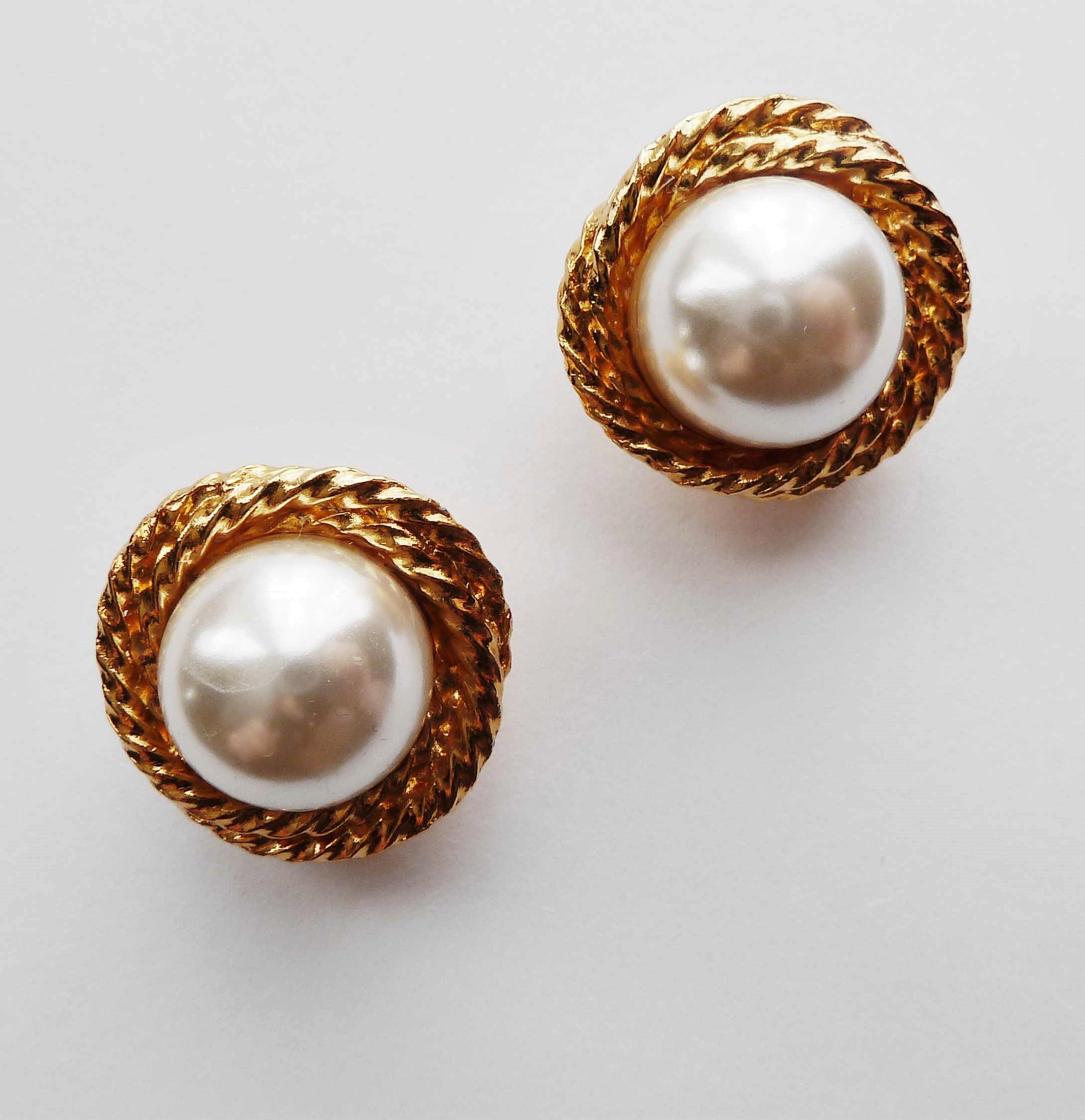 PAIR OF VINTAGE, UNUSED, FAUX PEARL GOLD TONE CLIP EARRINGS Gillian  Horsup Vintage Costume Jewellery