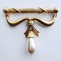 pearl drop on gold tone bar brooch